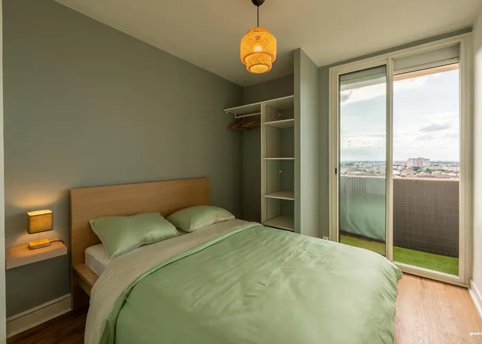 3 Bedrooms Balcony Panoramic View - 10 Min Train Station & Metro *