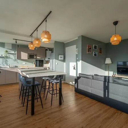 Διαμέρισμα 3 Bedrooms Balcony Panoramic View - 10 Min Train Station & Metro *