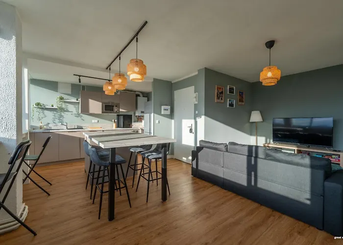 Apartament 3 Bedrooms Balcony Panoramic View - 10 Min Train Station & Metro *